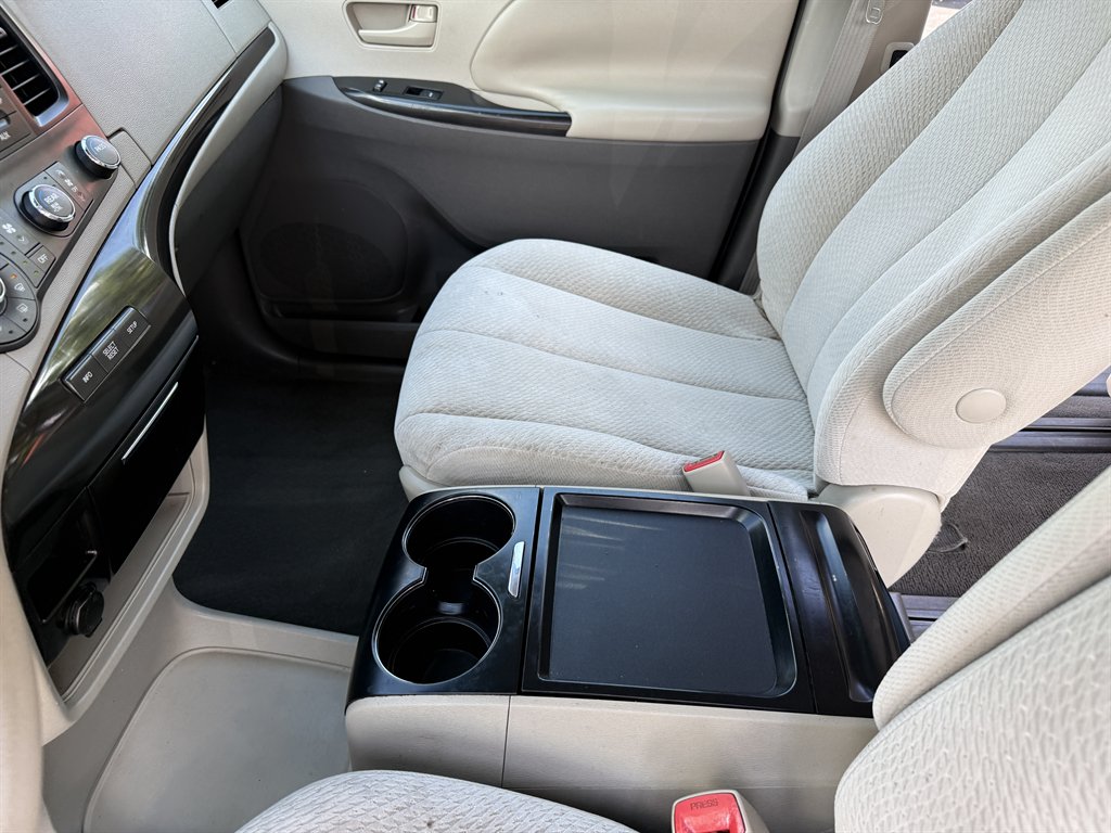 2011 Toyota Sienna LE - Photo 18