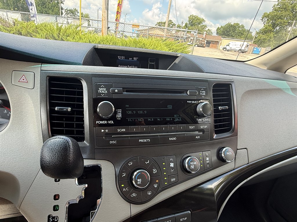 2011 Toyota Sienna LE - Photo 21