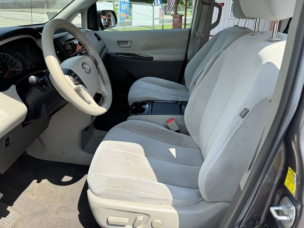 2011 Toyota Sienna LE - Photo 15