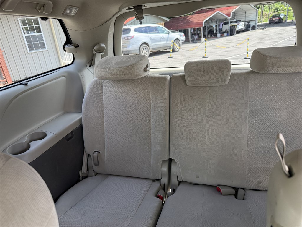 2011 Toyota Sienna LE - Photo 10