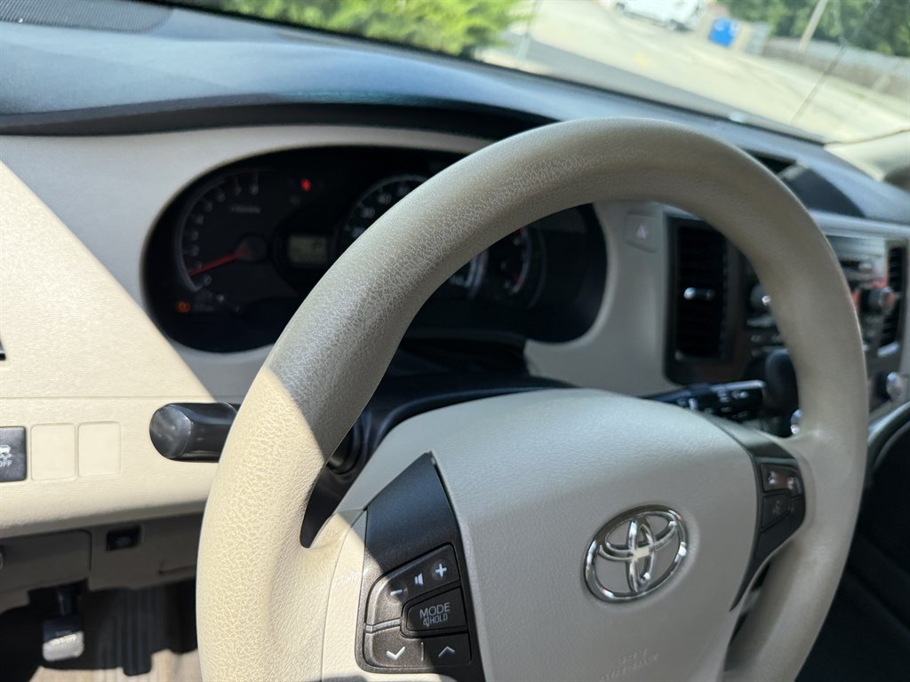 2011 Toyota Sienna LE - Photo 17