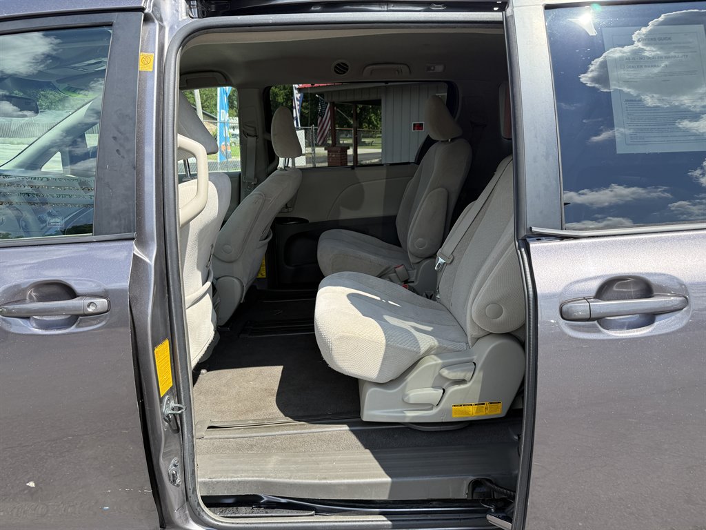 2011 Toyota Sienna LE - Photo 12