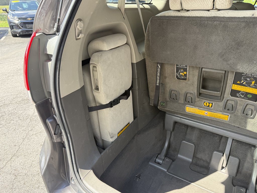 2011 Toyota Sienna LE - Photo 9