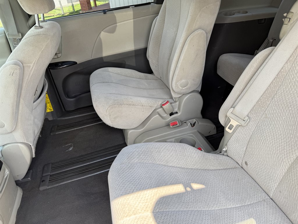 2011 Toyota Sienna LE - Photo 11