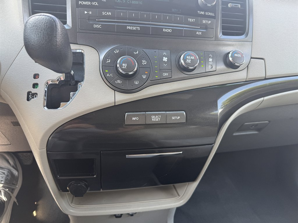 2011 Toyota Sienna LE - Photo 24