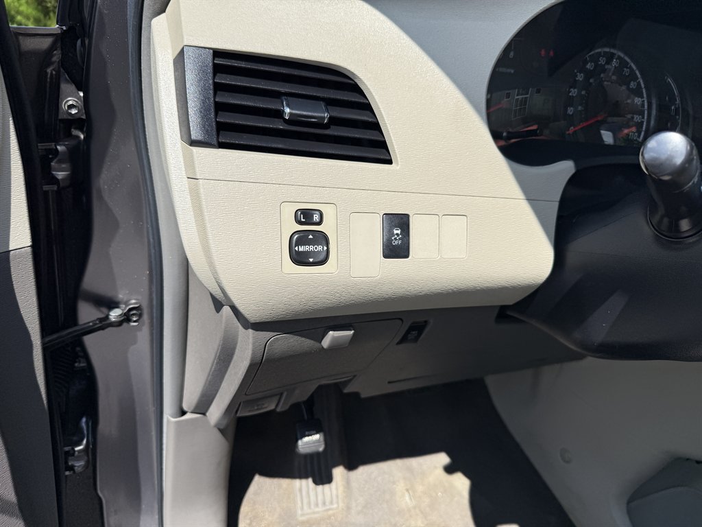 2011 Toyota Sienna LE - Photo 16